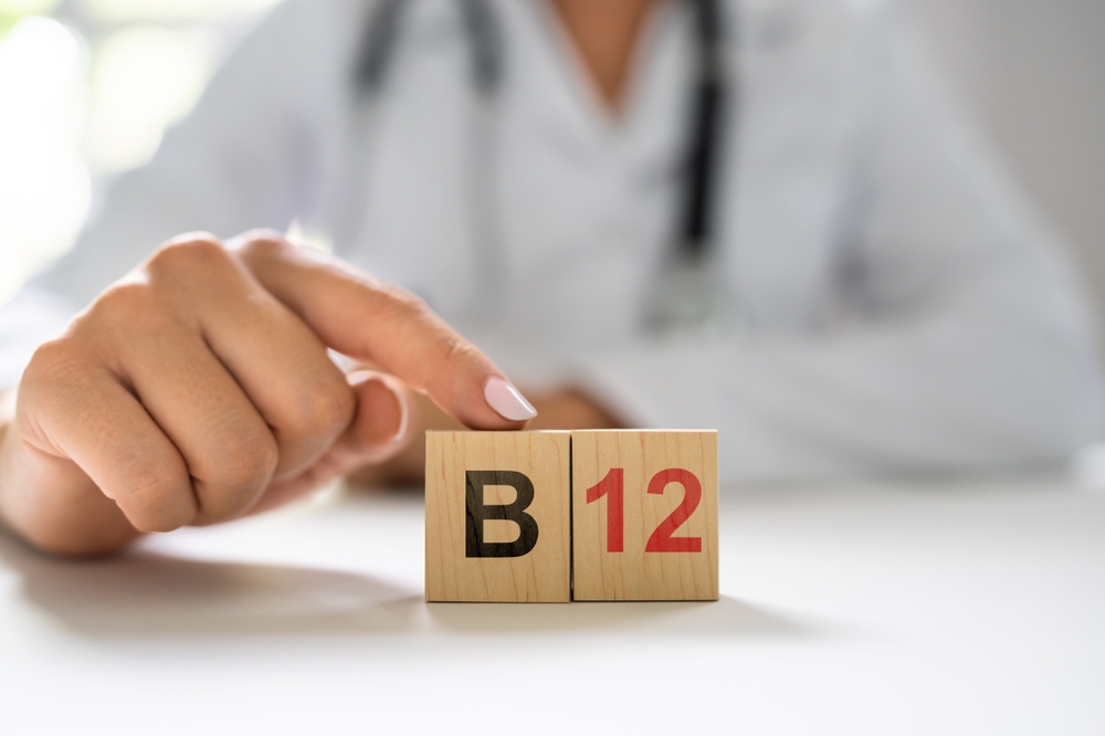 الفرق بين تناول فيتامين ب12 بالفم والحقن الوريدي